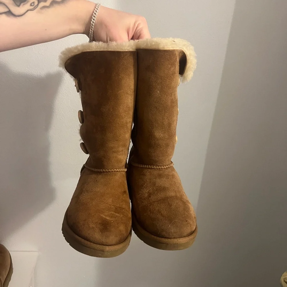 UGGS - Picture 3 of 4